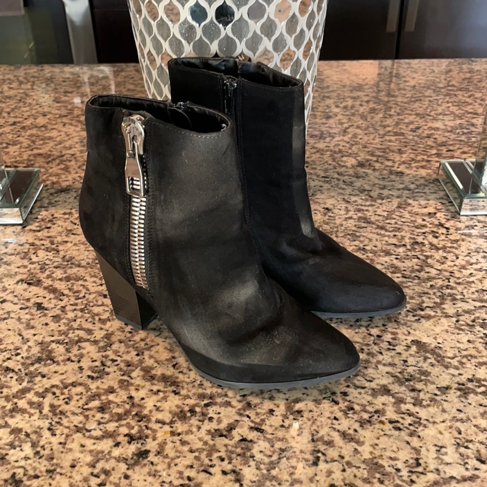 Black boots w/ zipper